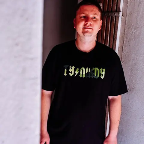 Ty Nikdy – Camo