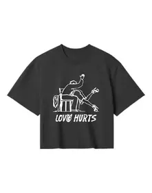 TEES – Love Hurts Crop Top (Tričko)