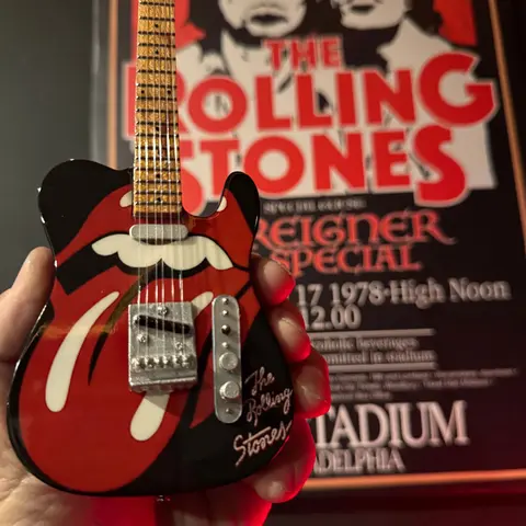 Mini Guitar: Tongue & Lips